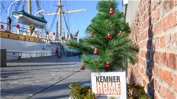 Das NZ-Weihnachtsbäumchen war wieder in Bremerhaven und im Landkreis Cuxhaven unterwegs. Im Hintergrund ist die Schulschiff Deutschland zu sehen. Raten Sie mit beim nächsten Mal mit und gewinnen Sie tolle Preise.