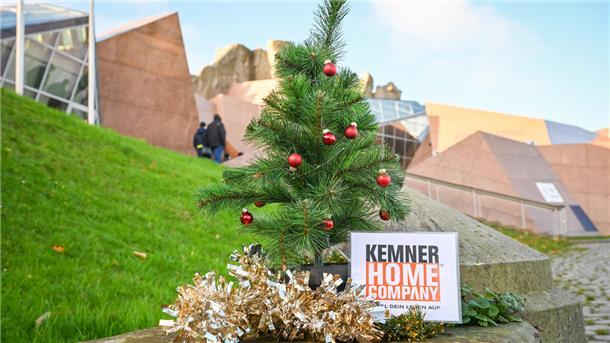 Das NZ-Weihnachtsbäumchen war wieder in Bremerhaven und im Landkreis Cuxhaven unterwegs. Welcher Ort ist im Hintergrund zu sehen? Raten Sie beim nächsten Türchen mit und gewinnen Sie tolle Preise.