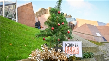 Das NZ-Weihnachtsbäumchen war wieder in Bremerhaven und im Landkreis Cuxhaven unterwegs. Welcher Ort ist im Hintergrund zu sehen? Raten Sie beim nächsten Türchen mit und gewinnen Sie tolle Preise.