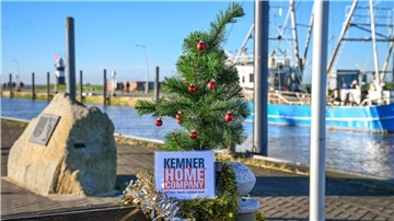 Das NZ-Weihnachtsbäumchen war wieder in Bremerhaven und im Landkreis Cuxhaven unterwegs. Welcher Ort ist im Hintergrund zu sehen? Raten Sie beim nächsten Türchen mit und gewinnen Sie tolle Preise.