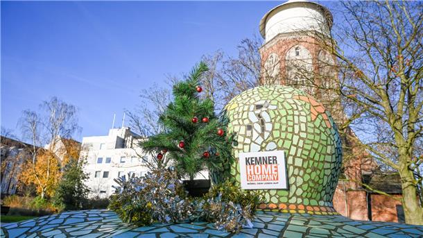 Das NZ-Weihnachtsbäumchen war wieder in Bremerhaven und im Landkreis Cuxhaven unterwegs. Am 5. Dezember stand er am Schwoonschen Wasserturm in Bremerhaven-Lehe. Raten Sie beim nächsten Türchen mit und gewinnen Sie tolle Preise.