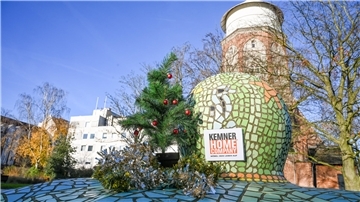 Das NZ-Weihnachtsbäumchen war wieder in Bremerhaven und im Landkreis Cuxhaven unterwegs. Am 5. Dezember stand er am Schwoonschen Wasserturm in Bremerhaven-Lehe. Raten Sie beim nächsten Türchen mit und gewinnen Sie tolle Preise.