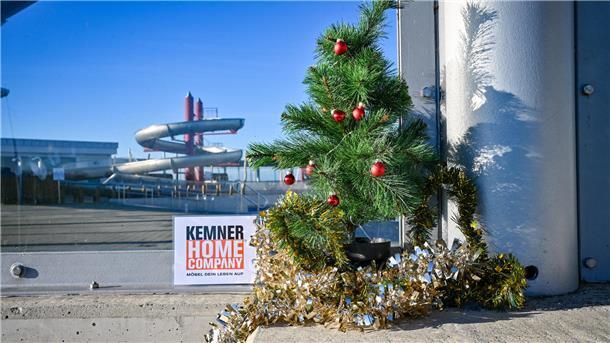 Das NZ-Weihnachtsbäumchen war wieder in Bremerhaven und im Landkreis Cuxhaven unterwegs. Am 6. Dezember stand er vor dem Watt’n Bad in Dorum. Raten Sie beim nächsten Türchen mit und gewinnen Sie tolle Preise.