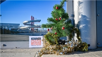 Das NZ-Weihnachtsbäumchen war wieder in Bremerhaven und im Landkreis Cuxhaven unterwegs. Am 6. Dezember stand er vor dem Watt’n Bad in Dorum. Raten Sie beim nächsten Türchen mit und gewinnen Sie tolle Preise.