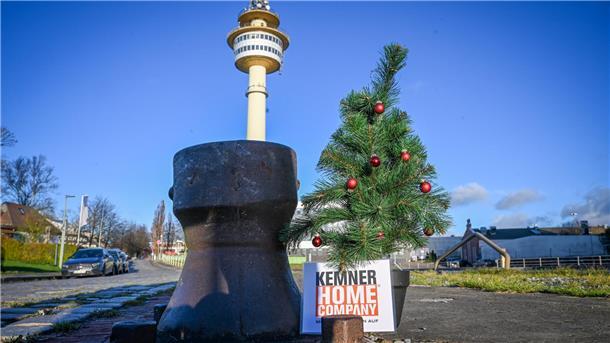 Das NZ-Weihnachtsbäumchen war wieder in Bremerhaven und im Landkreis Cuxhaven unterwegs. Welches Schiff/Gebäude ist dieses Mal im Hintergrund zu sehen? Raten Sie mit und gewinnen Sie tolle Preise.