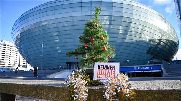 Das NZ-Weihnachtsbäumchen war wieder in Bremerhaven und im Landkreis Cuxhaven unterwegs. Welches Schiff/Gebäude ist dieses Mal im Hintergrund zu sehen? Raten Sie mit und gewinnen Sie tolle Preise.