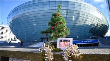 Das NZ-Weihnachtsbäumchen war wieder in Bremerhaven und im Landkreis Cuxhaven unterwegs. Welches Schiff/Gebäude ist dieses Mal im Hintergrund zu sehen? Raten Sie mit und gewinnen Sie tolle Preise.