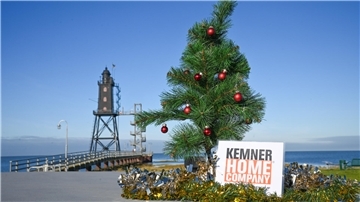 Das NZ-Weihnachtsbäumchen war wieder in Bremerhaven und im Landkreis Cuxhaven unterwegs. Welches Schiff/Gebäude ist dieses Mal im Hintergrund zu sehen? Raten Sie mit und gewinnen Sie tolle Preise.