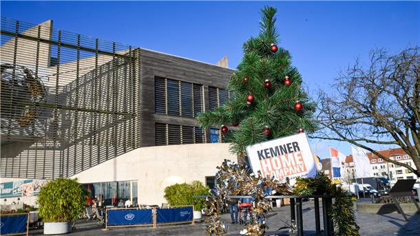 Das NZ-Weihnachtsbäumchen war wieder in Bremerhaven und im Landkreis Cuxhaven unterwegs. Welches Schiff/Gebäude ist dieses Mal im Hintergrund zu sehen? Raten Sie mit und gewinnen Sie tolle Preise.