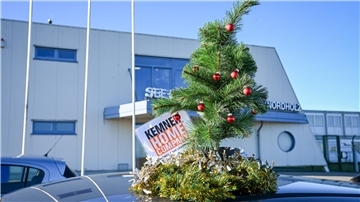 Das NZ-Weihnachtsbäumchen war wieder in Bremerhaven und im Landkreis Cuxhaven unterwegs. Welches Gebäude ist dieses Mal im Hintergrund zu sehen? Raten Sie mit und gewinnen Sie tolle Preise.