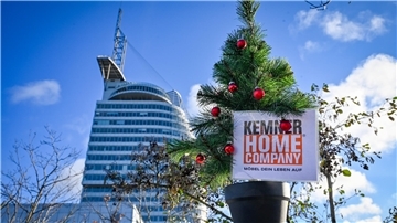 Das NZ-Weihnachtsbäumchen war wieder in Bremerhaven und im Landkreis Cuxhaven unterwegs. Welches Gebäude ist dieses Mal im Hintergrund zu sehen? Raten Sie mit und gewinnen Sie tolle Preise.