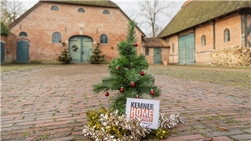 Das NZ-Weihnachtsbäumchen war wieder in Bremerhaven und im Landkreis Cuxhaven unterwegs. Welches Gebäude ist im Hintergrund zu sehen? Ratet mit und gewinnt tolle Preise.