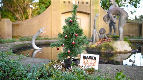 Das NZ-Weihnachtsbäumchen war wieder in Bremerhaven und im Landkreis Cuxhaven unterwegs. Welche Sehenswürdigkeit ist dieses Mal im Hintergrund zu sehen? Raten Sie mit und gewinnen Sie tolle Preise.