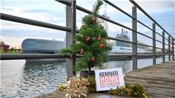 Das NZ-Weihnachtsbäumchen war wieder in Bremerhaven und im Landkreis Cuxhaven unterwegs. Welche Sehenswürdigkeit ist dieses Mal im Hintergrund zu sehen? Raten Sie mit und gewinnen Sie tolle Preise.