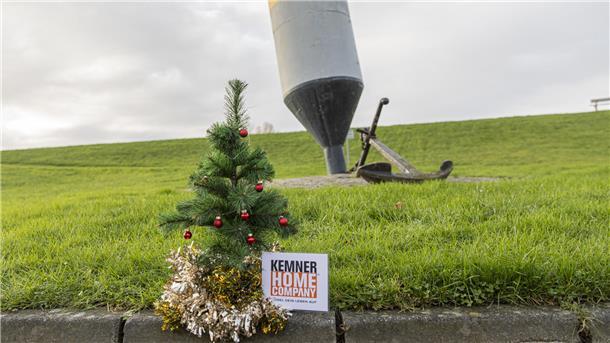 Das NZ-Weihnachtsbäumchen war wieder in Bremerhaven und im Landkreis Cuxhaven unterwegs. Was ist im Hintergrund zu sehen?