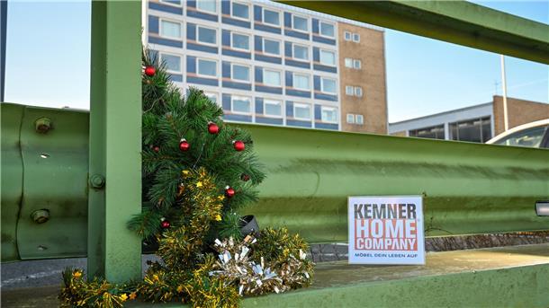Das NZ-Weihnachtsbäumchen war wieder in Bremerhaven und im Landkreis Cuxhaven unterwegs. Welches Gebäude ist dieses Mal im Hintergrund zu sehen? Raten Sie mit und gewinnen Sie tolle Preise.