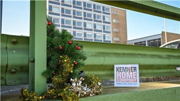 Das NZ-Weihnachtsbäumchen war wieder in Bremerhaven und im Landkreis Cuxhaven unterwegs. Welches Gebäude ist dieses Mal im Hintergrund zu sehen? Raten Sie mit und gewinnen Sie tolle Preise.
