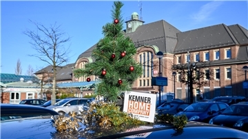 Das NZ-Weihnachtsbäumchen war wieder in Bremerhaven und im Landkreis Cuxhaven unterwegs. Dieses Mal stand unser Baum am Bremerhavener Hauptbahnhof.