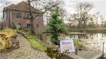 Das NZ-Weihnachtsbäumchen war wieder in Bremerhaven und im Landkreis Cuxhaven unterwegs. Dieses Mal stand es bei der Wassermühle Deelbrügge.