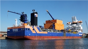 Das Offshore-Spezialschiff „Bravenes“ ist ein sogenanntes Fallrohr-Fels-Installationsschiff.