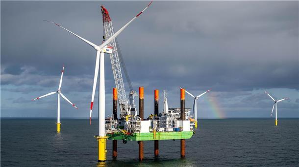 Das Offshore-Windkraftanlagen-Errichterschiff „Thor“ im Windpark Riffgat, rund 15 Kilometer nördlich der Insel Borkum.