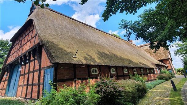 Oldenburger Haus bekommt kräftige Finanzspritze für neues Reetdach Das Oldenburger Haus im Schiffdorf-Altluneberg bekommt eine neue Reetdacheindeckung. Möglich machen das Spenden und die Unterstützung der Deutschen Stiftung Denkmalschutz.
