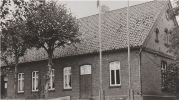 Das Oldendorfer Schulhaus vor dem Brand 1937 noch mit großer Dielentür. Im Giebel die Fenster des Klassenraums, die nach Norden ausgerichtet waren.