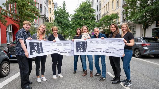 Das Organisationsteam der Artspace freut sich auf die sechste Runde des Kunstfestivals und sperrt für den Fototermin schon einmal probehalber die „Alte Bürger“.