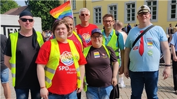 Das Organisationsteam des ersten CSD in der Wesermarsch war erst kürzlich auf dem CSD in Oldenburg vertreten: Marco Schellstede (von links), Leon Weiß, Christopher Stelse, Uwe Brauer, Stefanie Stelse, Josef Köning und Jens Osterwohldt.
