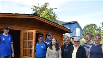 Das Organisationsteam für das Einweihungsfest mit dem Vorsitzenden Renke Hessenius (links) vor dem selbst aufgebauten Sportplatz-Gerätehaus.