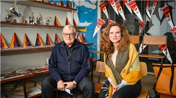 Das Original und die Fälschung: Dietrich Eschemann, der ehemalige Betreiber des Kiosk im Columbusbahnhof, und die Schauspielerin Michaela Hinnenthal, die in der Theateraufführung den Laden wieder zum Leben erweckt hat. Foto: Scheschonka