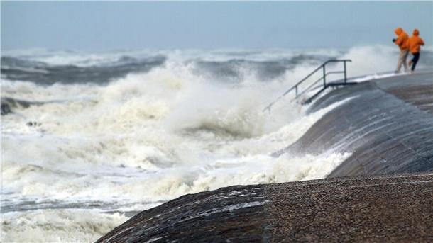 Sturm, Hagel, Starkregen - 4,3 Milliarden Euro Schaden Das Orkantief „Ylenia“ hat auf der ostfriesischen Insel Norderney für hohe Wellen gesorgt.