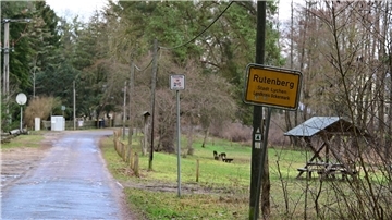 Das Ortseingangsschild des Lychener Ortsteiles Rutenberg. Der Brandenburger Verfassungsschutz sieht in dem Dorf in der Uckermark die Gefahr einer Ansiedlung der extremistischen Reichsbürgerorganisation „Königreich Deutschland“.