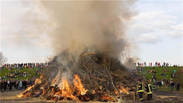 Das Osterfeuer in Burhave lockt traditionell viele Urlaubsgäste an. So war es auch in diesem Jahr. Vom Deich aus ließ sich das Spektakel am Sonntag gut beobachten.