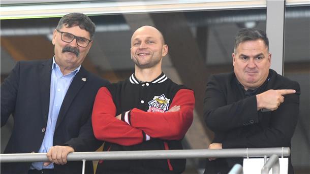 Sebastian Furchner in einer Jacke der Fischtown Pinguins