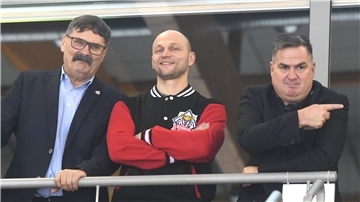 Sebastian Furchner in einer Jacke der Fischtown Pinguins