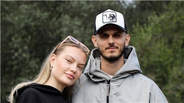Das Paar Cheyenne Ochsenknecht und Nino Sifkovits steht im Garten eines Hauses auf Mallorca. Sie sind nun zweifache Eltern.