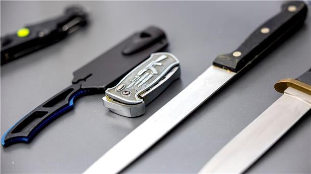 Das Paket sieht strengere Regeln für das Tragen von Messer in der Öffentlichkeit vor. (Archivbild)