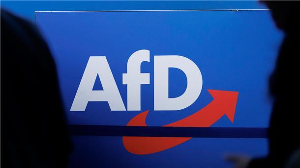 Das Parteilogo ist beim AfD-Bundesparteitag in der Magdeburger Messe zu sehen.
