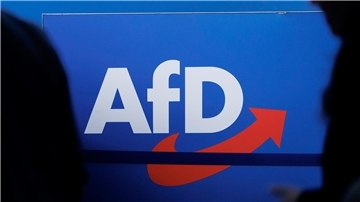 Das Parteilogo ist beim AfD-Bundesparteitag in der Magdeburger Messe zu sehen.