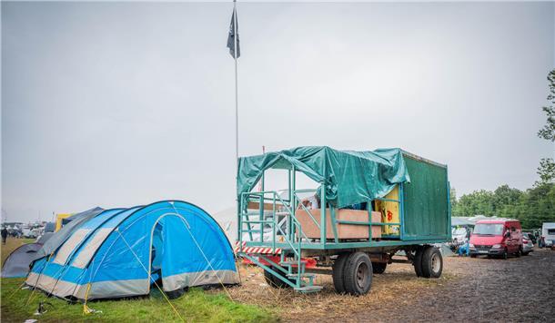 Deichbrand: Das sind die abgefahrensten Wohnwagen und Zelte auf dem Campingplatz Das Party-Mobil