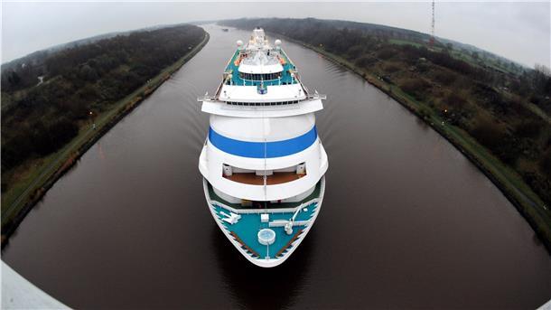 Ein Schiff auf einem Fluss.