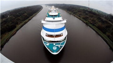 Ein Schiff auf einem Fluss.