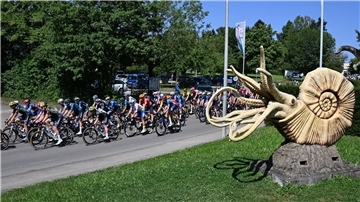 Das Peloton der Deutschland Tour auf dem Weg über die Schwäbische Alb.
