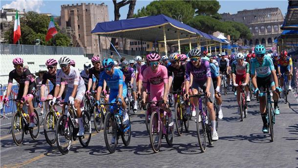 Stopp im Vatikan: Papst Leo XIV. segnet Giro-Peloton Das Peloton des Giro in Rom.