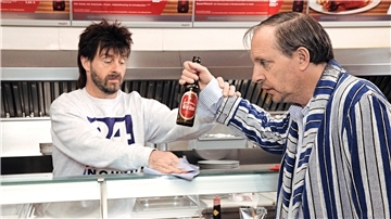 Das perlt: Dittsche (Olli Dittrich, rechts) erklärt Ingo (Jon Flemming Olsen) in dessen Imbiss die Welt.
