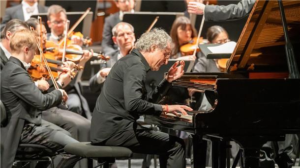 Das Philharmonische Orchester Bremerhaven spielte unter der Leitung von Marc Niemann das 3. Sinfoniekonzert „Die ernste Tonart“ im Stadttheater. Am Klavier Matthias Kirschnereit.