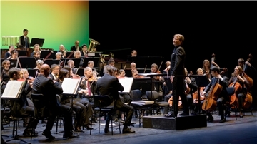 Das Philharmonische Orchester mit Generalmusikdirektor Marc Niemann spielte bei der Eröffnungsgala zur neuen Spielzeit im Stadttheater.