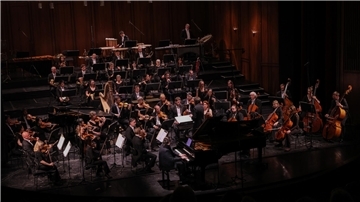 Das Philharmonische Orchester unter Leitung von Marc Niemann