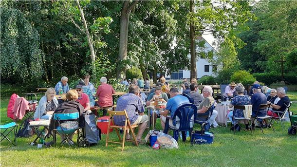 Das Picknick im Bürgerpark in Stollhamm war eine Premiere - und auf Anhieb ein schöner Erfolg.